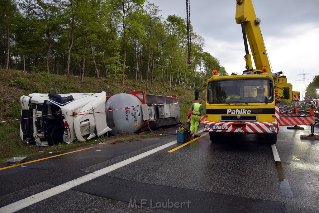 VU Gefahrgut LKW umgestuerzt A 4 Rich Koeln Hoehe AS Gummersbach P291.JPG - Miklos Laubert